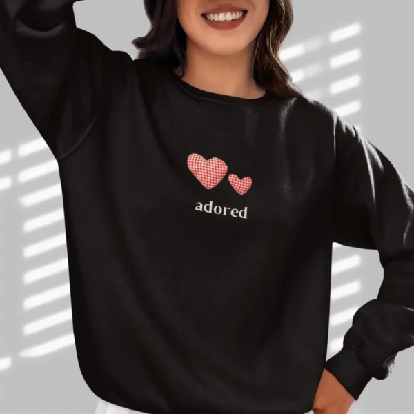 Adored sweatshirt with Gingham heart on Gildan 18000 - Black