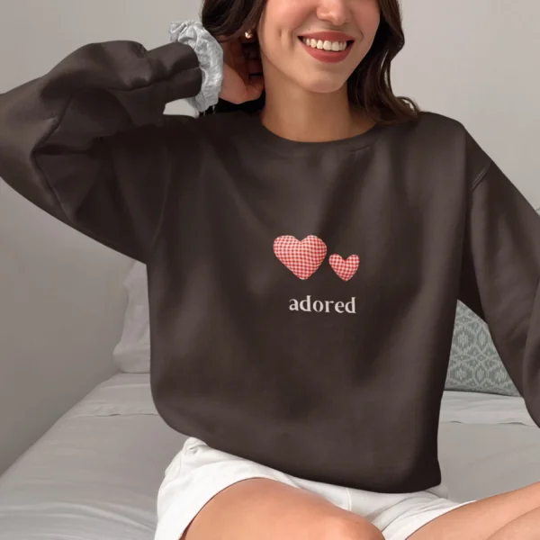 Adored sweatshirt with Gingham heart on Gildan 18000 - Dark Chocolate